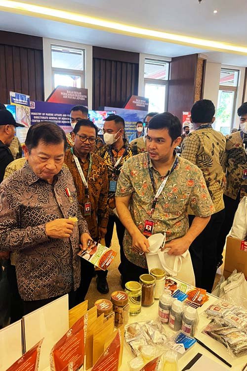 The Head of Bappenas visits the Basfood Stand at G20 Summit Side Event